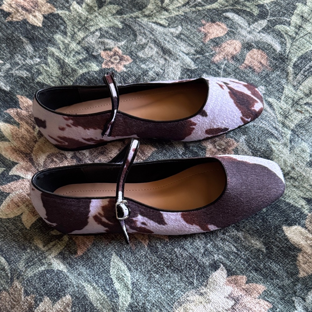 Stylish Women's Cow Print Flats - Picture 2 of 5